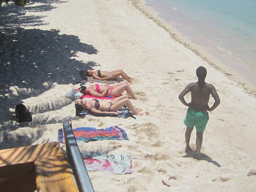 Готель Vacations Beach Fale Manase Екстер'єр фото