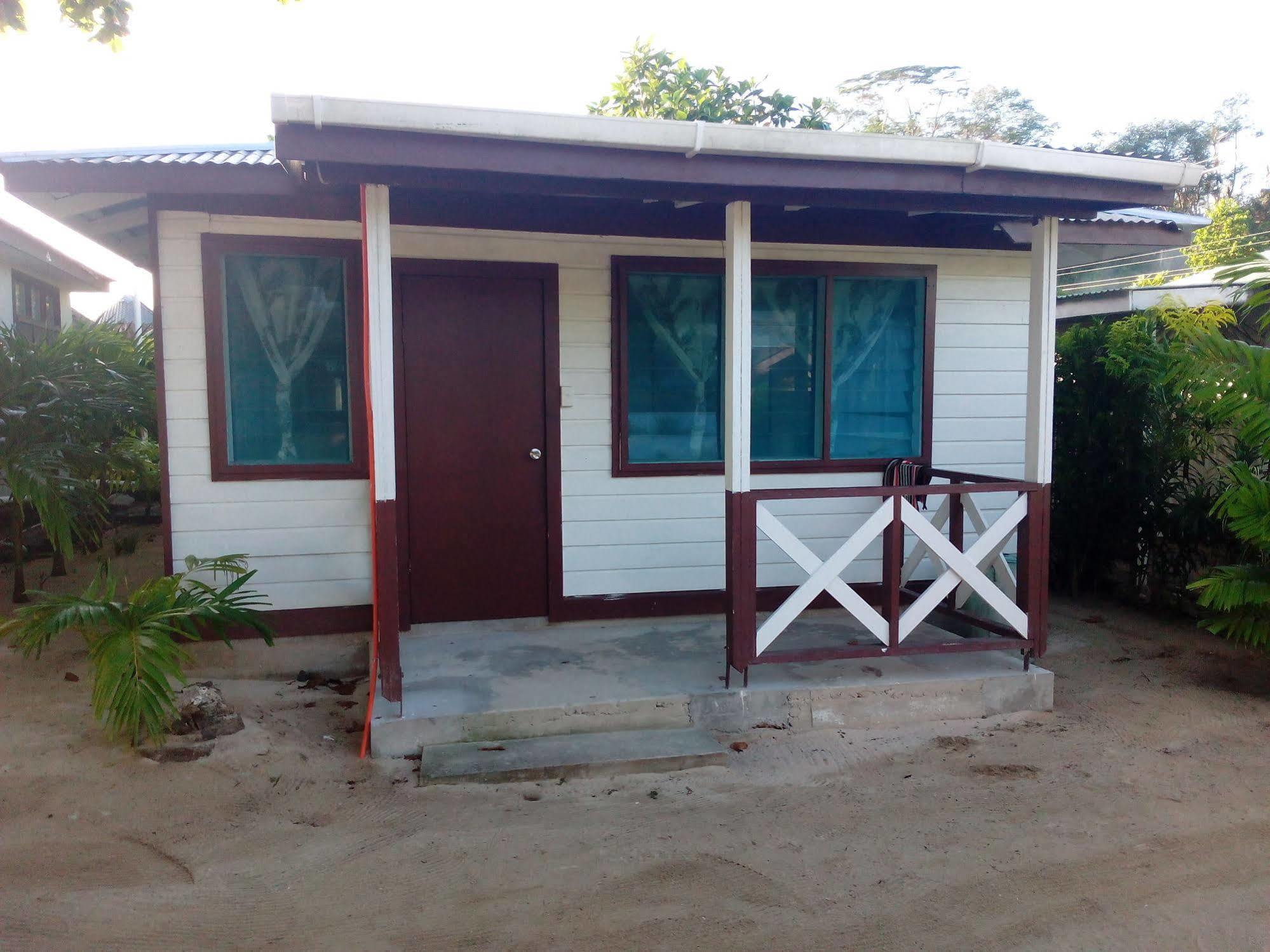 Готель Vacations Beach Fale Manase Екстер'єр фото
